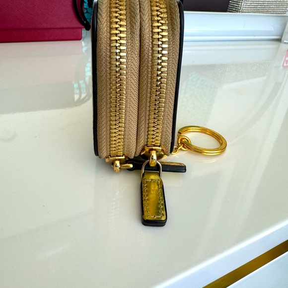 LOW START Mcm metallic gold wallet with key chain - Picture 2 of 15